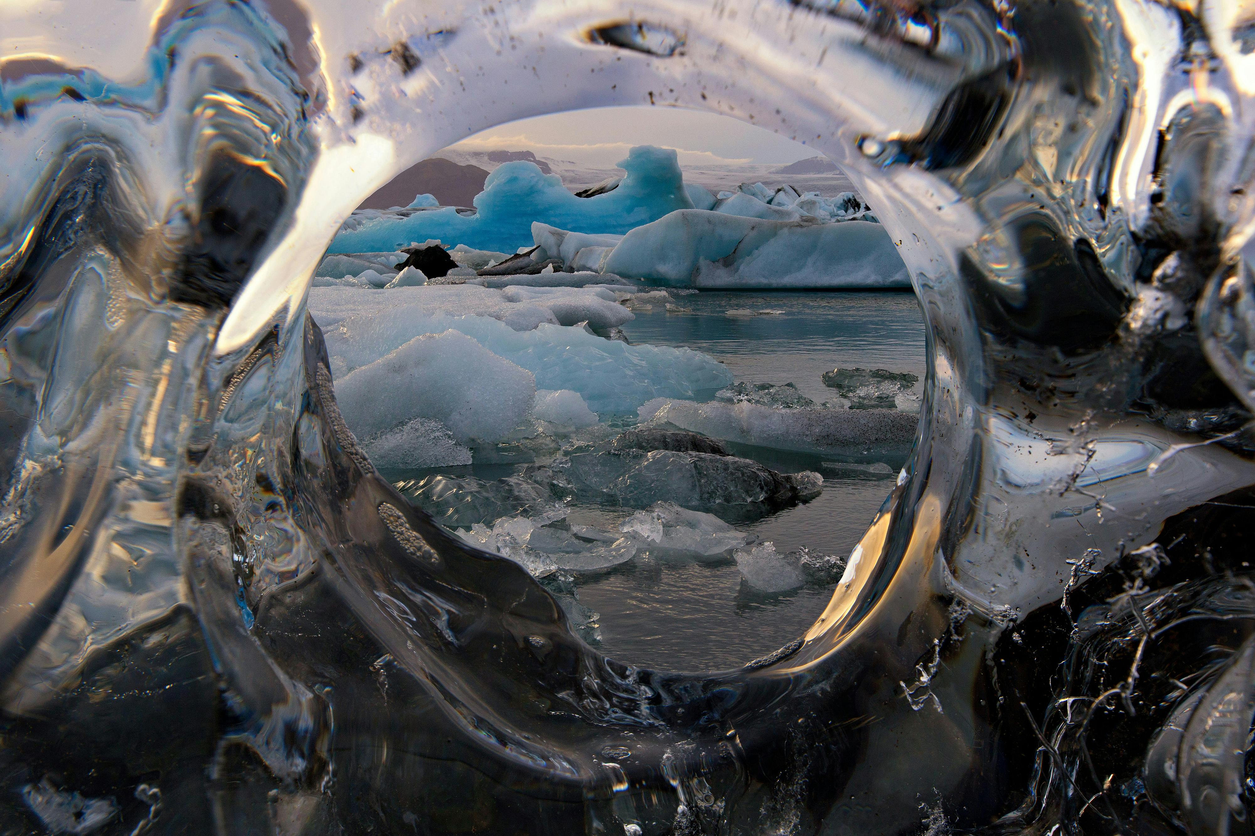 冰岛南岸杰古沙龙冰河湖的纯净冰块