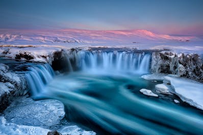 De fotogenieke Godafoss-waterval in zijn winterse schittering.