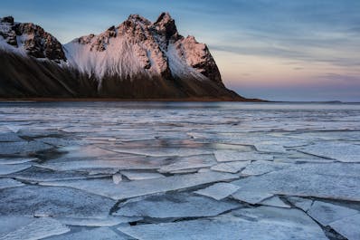 Det dramatiska berget Vestrahorn i ett hav av is.