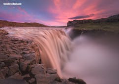 从阿克雷里出发，即可到达冰岛北部的钻石圈景区，游览黛提瀑布等胜景。