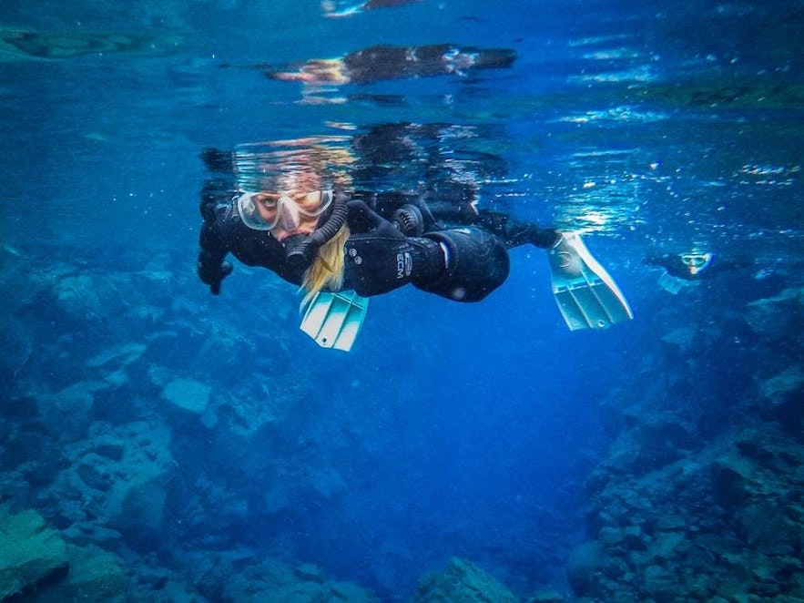Une plongeuse à Silfra, bien protégée par sa combinaison humide.