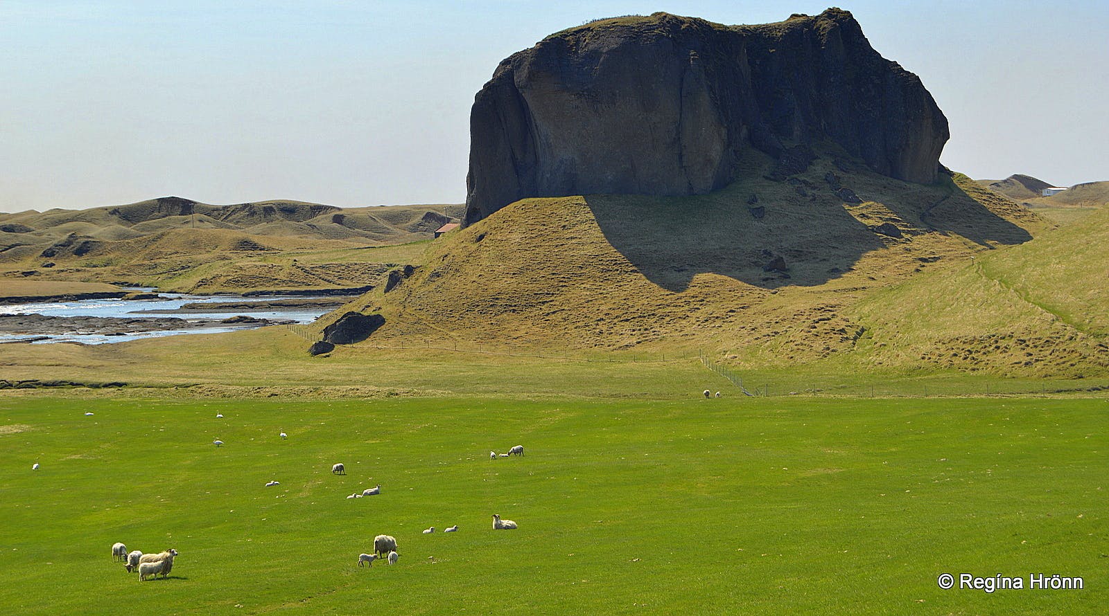 冰岛南岸教堂镇的奇石