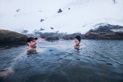 冬季时，在冰岛兰德曼纳劳卡中央内陆高地的温泉中放松身心