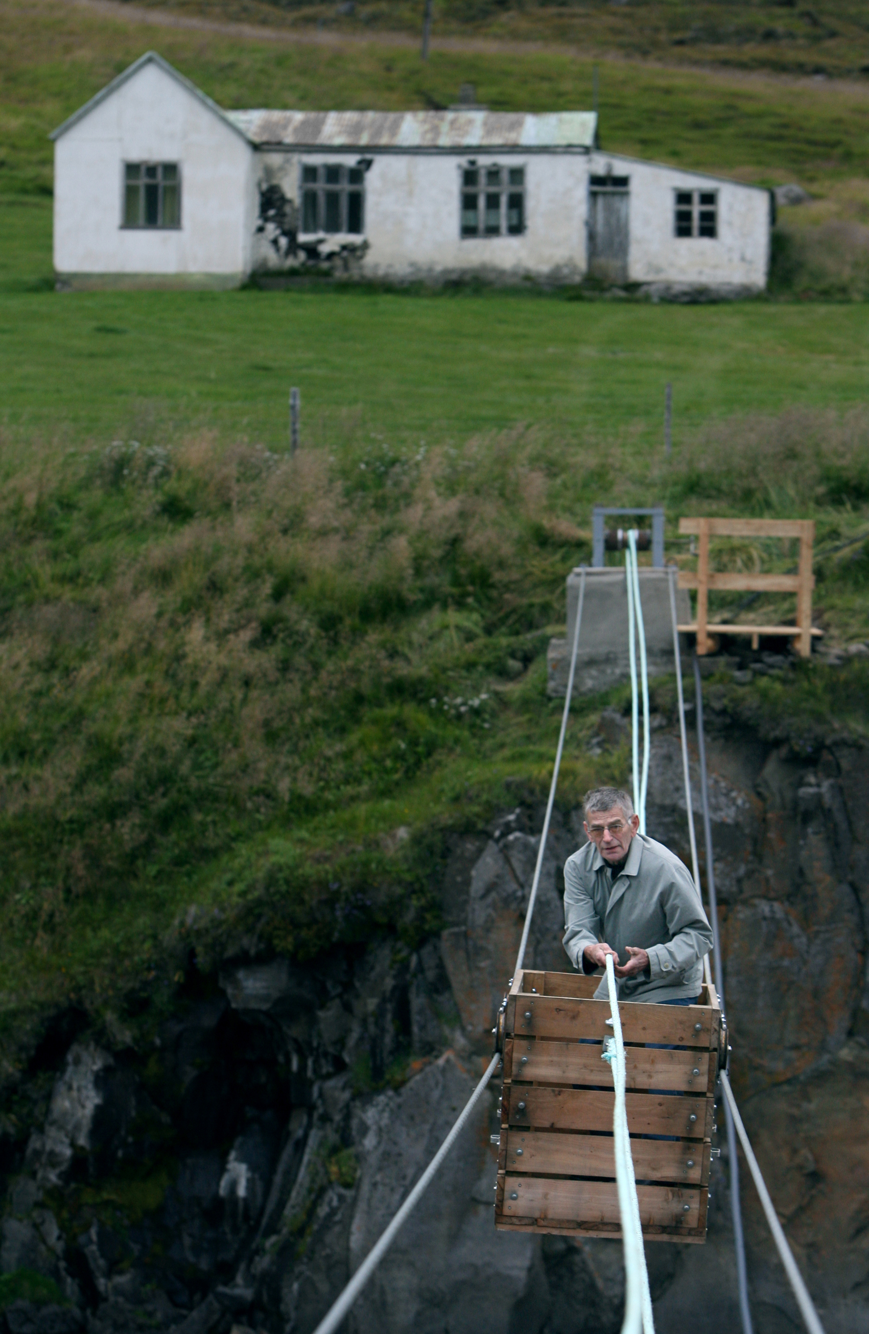 一名正在游客乘坐吊车穿越冰岛冰川河的游客