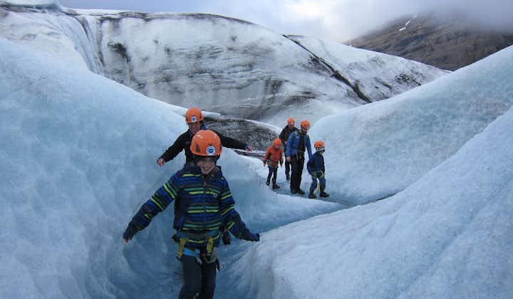Un'escursione sul ghiacciaio è un'attività divertente per tutta la famiglia.
