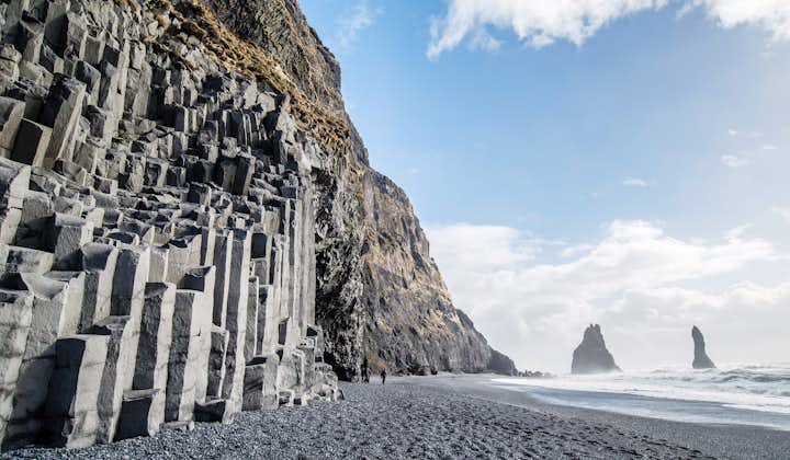 冰岛南岸黑沙滩的六棱玄武岩柱