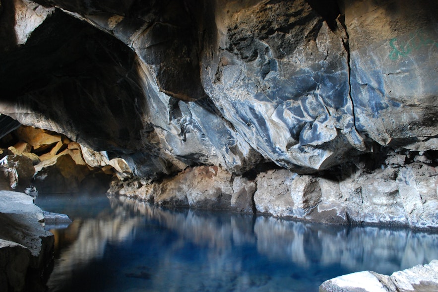 Grjótagjá地洞温泉中的温泉温度在不断变化