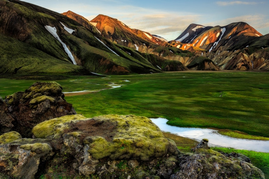 流紋岩の山風景が美しい、アイスランドのランドマンナロイガル