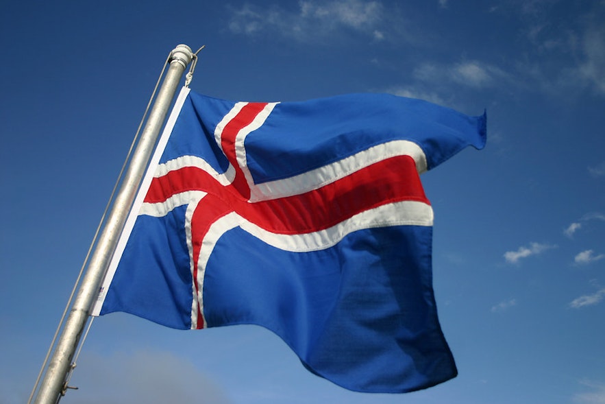 Islandzka flaga powiewająca na wietrze