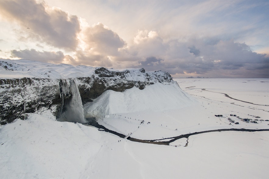 Ośnieżony Seljalandsfoss na południu Islandii.
