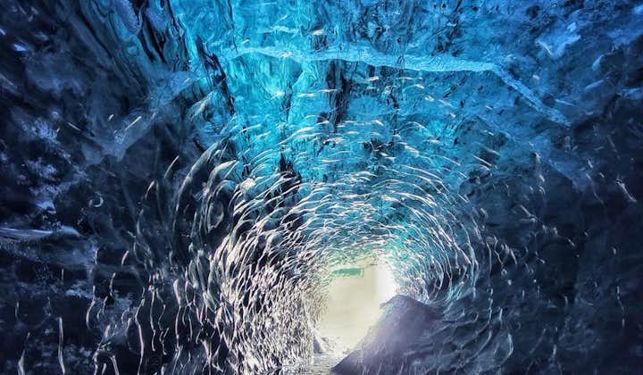 ヨークルスアゥルロゥン氷河湖から出発する健脚者向けの氷の洞窟ツアー