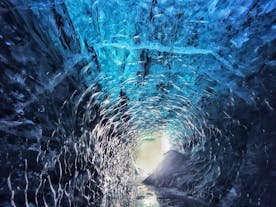 Kliv in i en blå isgrotta på denna fantastiska tur från glaciärlagunen Jökulsárlón.