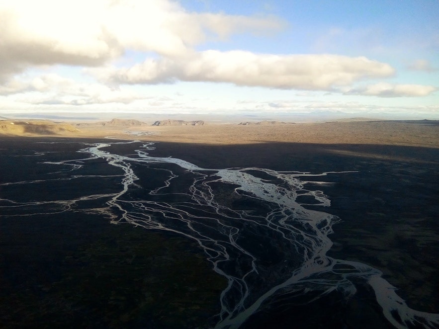 Vallée glaciaire avec lits de rivières en Islande