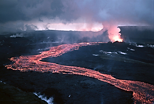 冰岛北部的克拉夫拉火山曾在1984年剧烈爆发过