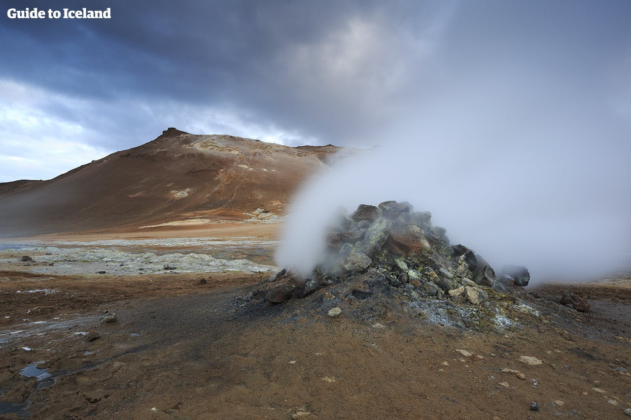 Een stomende fumarole in de geothermische Námarskard-pas vlakbij het Myvatn-meer.