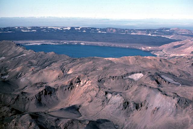 以直升机视角，俯瞰冰岛北部阿斯基亚火山的全景