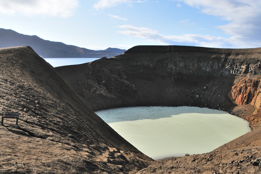 Viti火山口湖位于冰岛北部的阿斯基亚火山之顶
