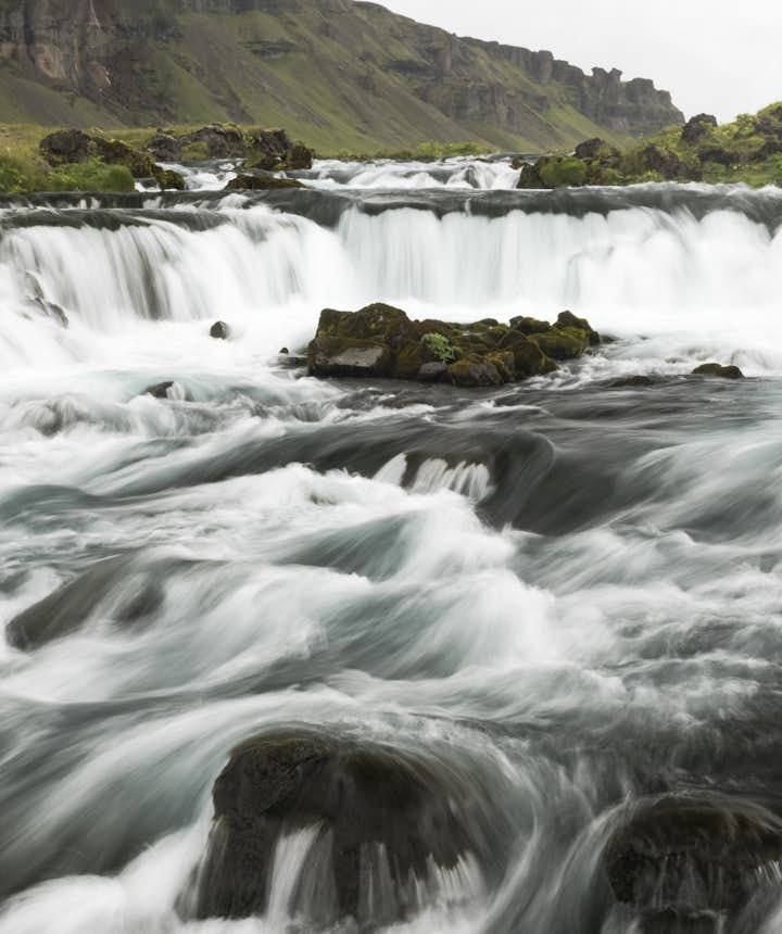 Kleiner namenloser Wasserfall an der Ringstrasse im Süden Islands