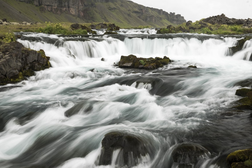 Kleiner namenloser Wasserfall an der Ringstrasse im Süden Islands