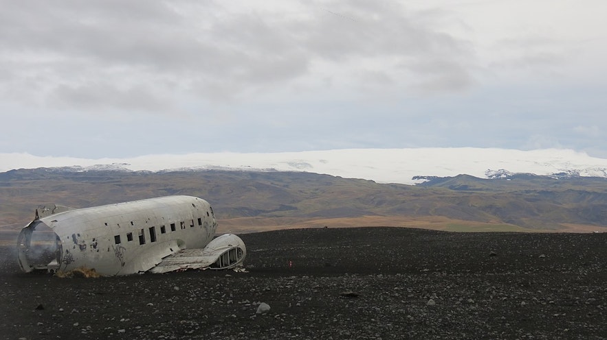Solheimasandur vanta una vista straordinaria sui ghiacciai dell'Islanda meridionale.