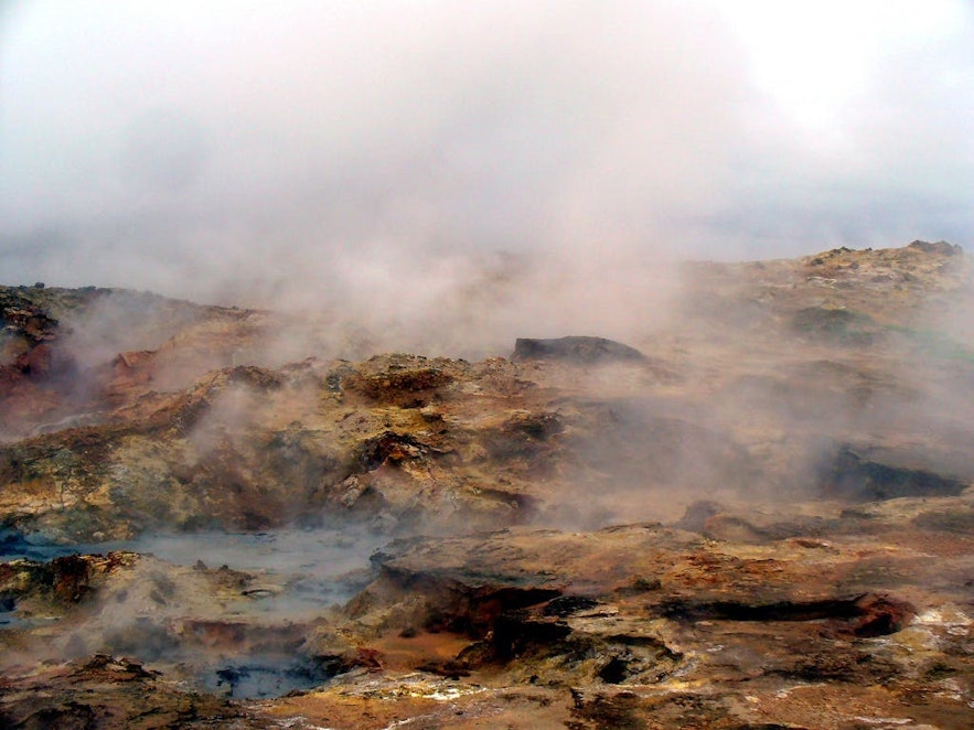 The sands of geothermal areas are often a dark red.