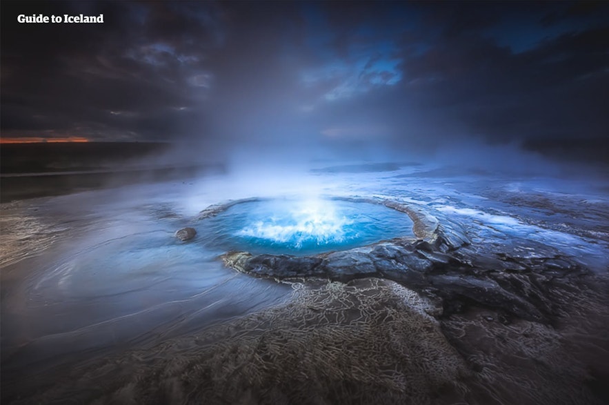 Malownicze źródło geotermalne na Islandii.