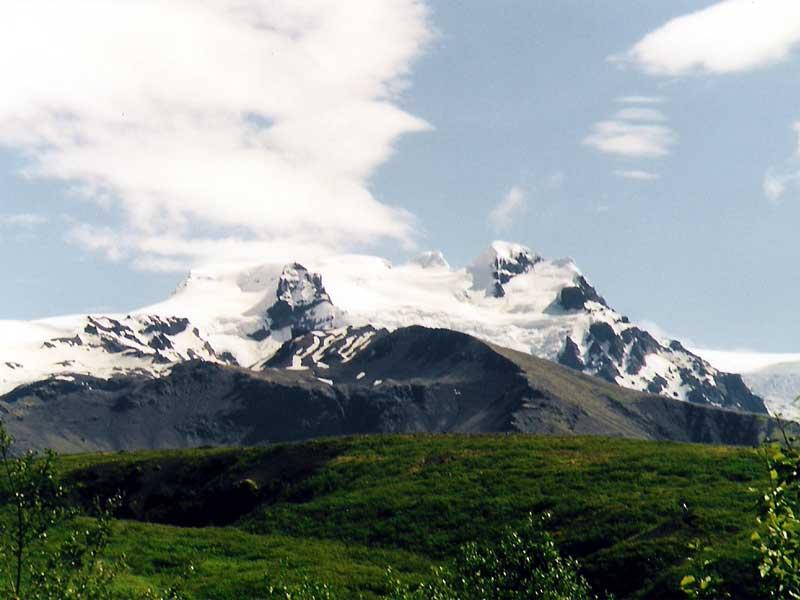 华纳达尔斯赫努克火山是冰岛最高峰，坐落于冰岛南岸的冰川地区