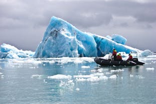 Fart over Jökulsárlón-gletsjerlagunen i en gummibåd.