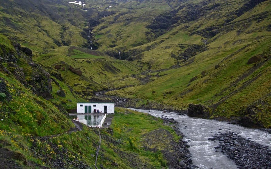 アイスランドの南海岸にあるセリャヴァトラロイグ の温泉プール