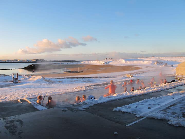 レイキャヴィークにある海水浴場、ノイトホゥルスヴィークでも露天風呂がある