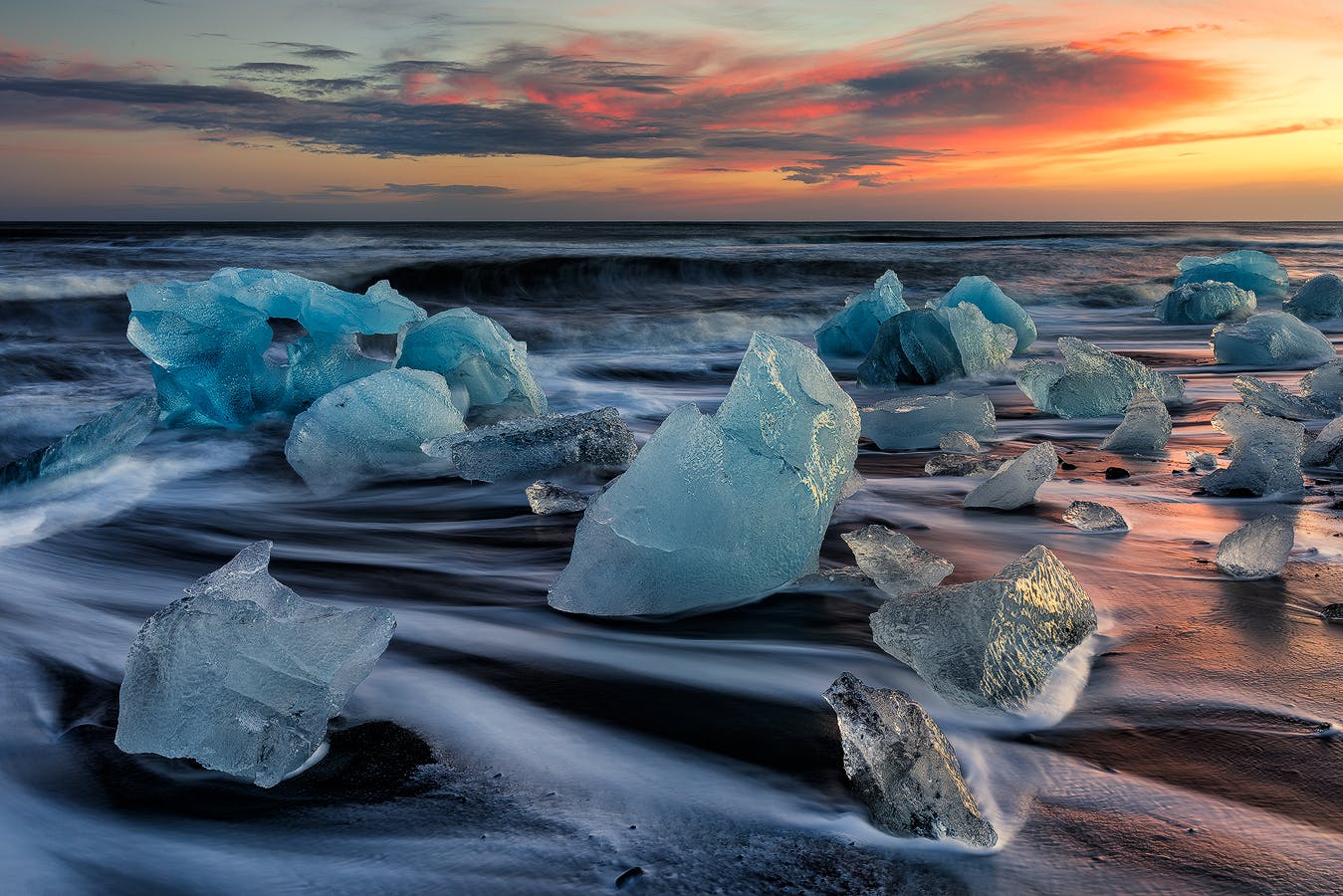 冰岛南岸钻石沙滩到处都是迷人的碎冰