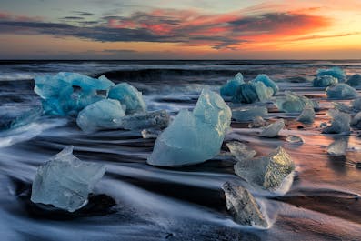 アイスランド南岸のダイヤモンドビーチ。きらめく氷のかけらに目を奪われる