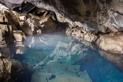De mystieke grot Grjótagjá met zijn felblauwe kleuren en natuurlijk warme water.
