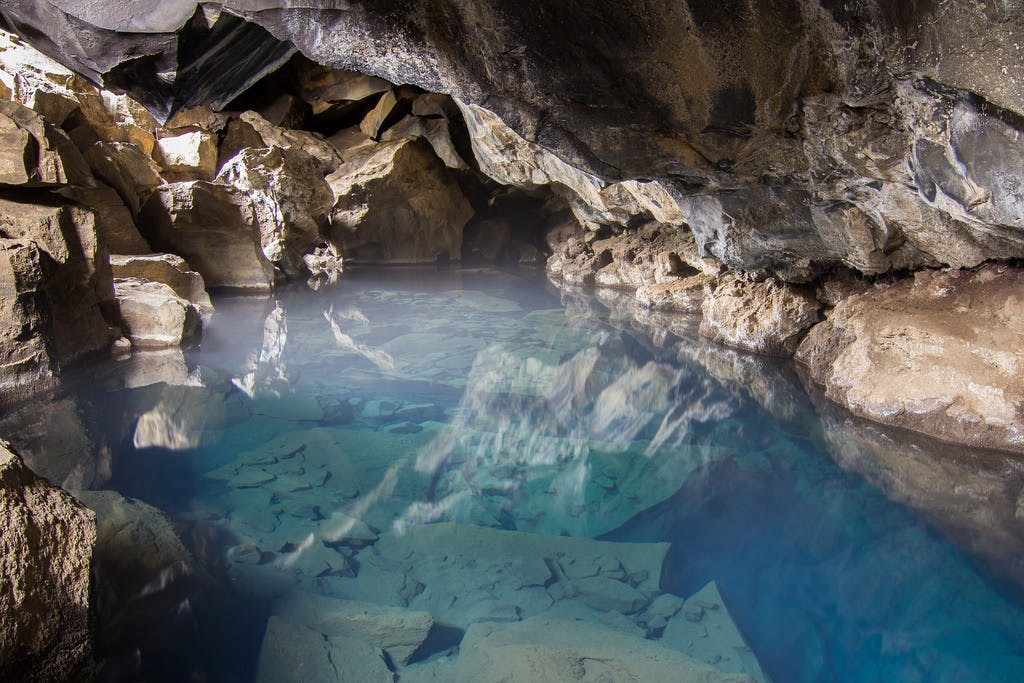 Die mystische Höhle Grjótagjá mit ihren Aquafarben und dem klaren, warmen Wasser.