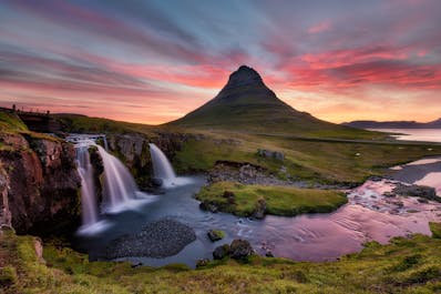 De berg Kirkjufell, ook bekend als de Berg als een Pijlpunt, torent hoog boven de baai van Breidafjördur uit in West-IJsland.