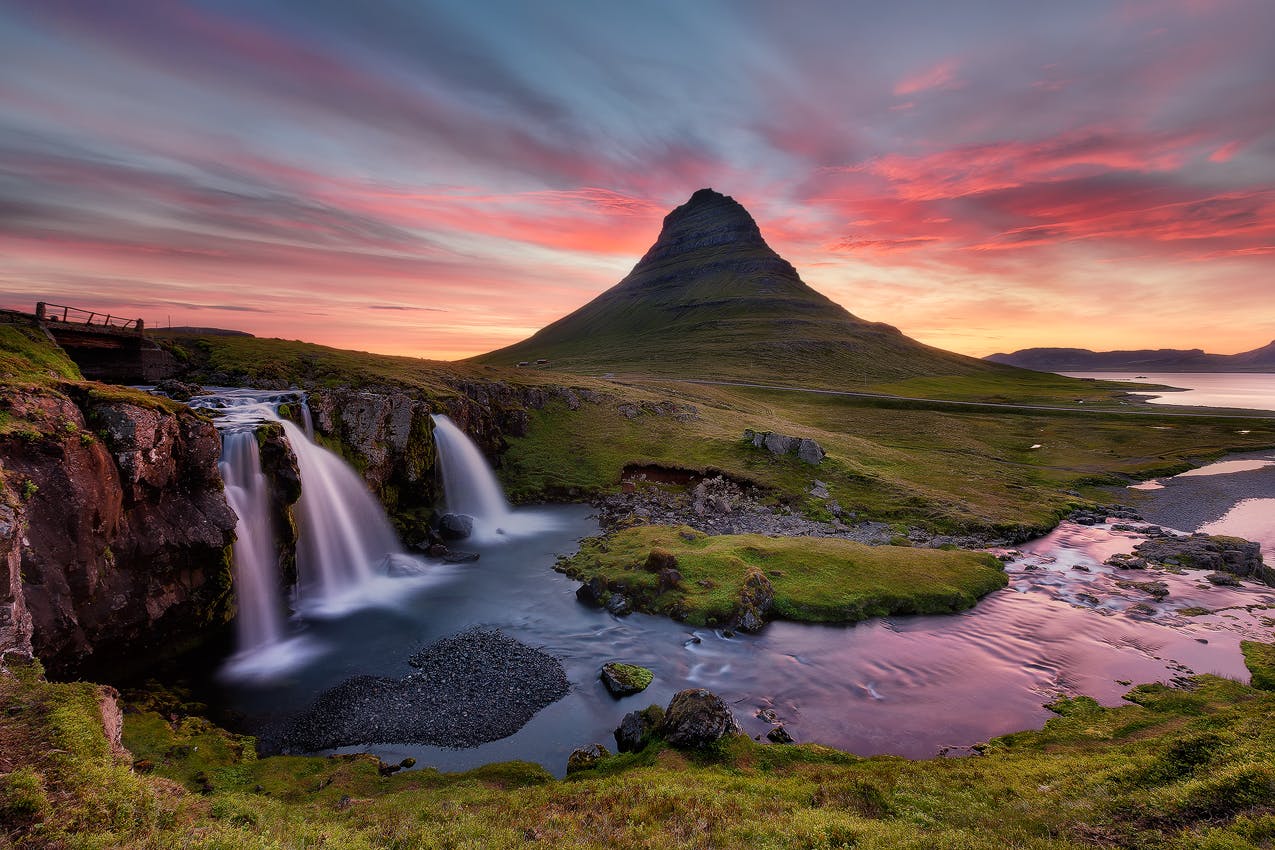 Il monte Kirkjufell, noto anche come il monte a forma di punta di freccia, domina la baia di Breidafjördur, nell'Islanda occidentale.