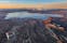 从空中俯瞰冰岛黄金圈景区的辛格瓦德拉湖壮景，领略辛格维利尔国家公园的神奇地质