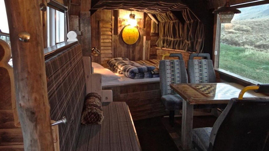 冰岛首都地区特色民宿－睡在山脚下巴士改造的公寓