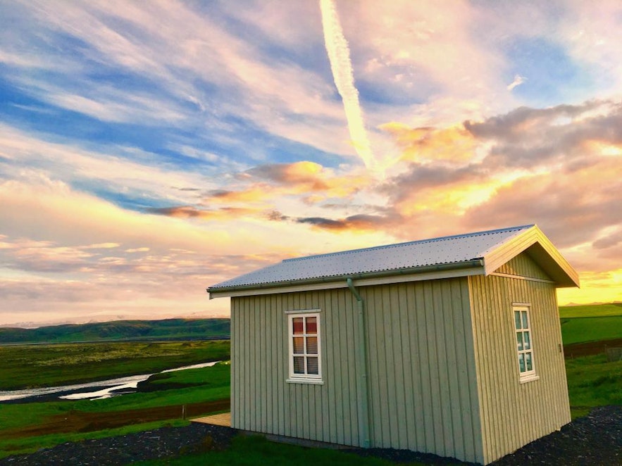 袖珍的冰岛南岸度假屋被美丽的自然风光包围
