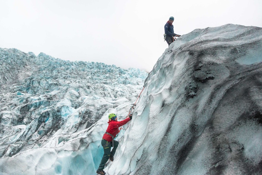 冰岛攀冰的难度相比冰川徒步而言更大一些