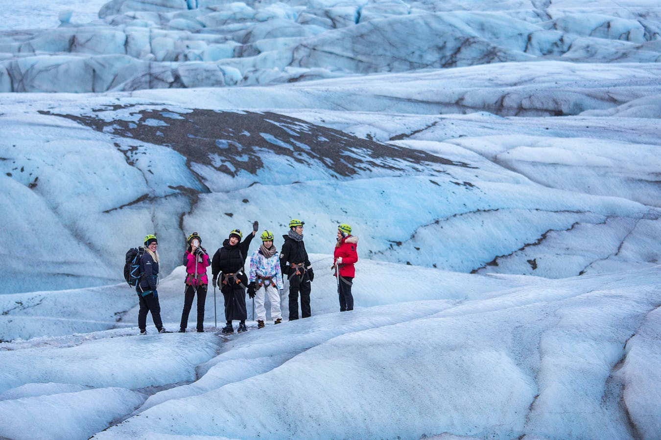 您将在壮丽的冰岛冰川上体验徒步，领略冰火之国的“冰”之一面