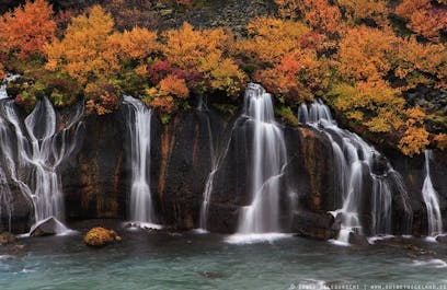 Hraunfossar er et yndet motiv for fotografer pga. vandfaldets unikke udseende og dybe farver, især om efteråret