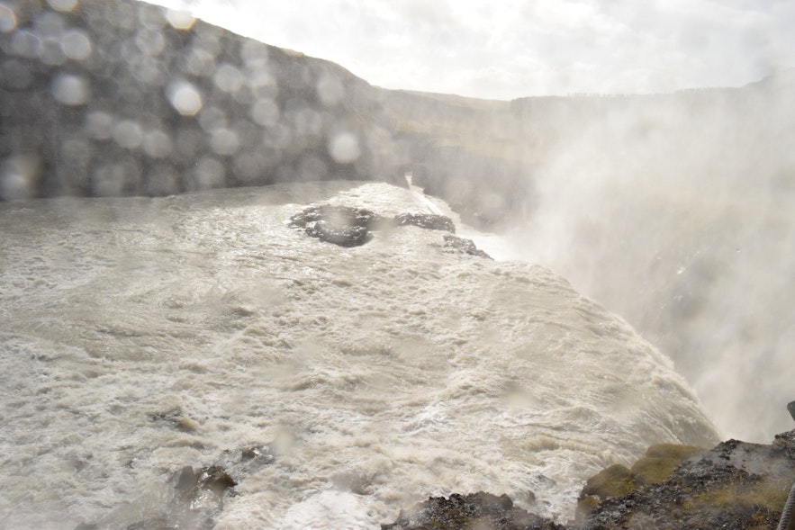 グトルフォスの滝の周辺は常に水飛沫が飛んでいる