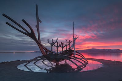 海に面するソゥルファリズはレイキャビクの美術作品の一つ。ヴァイキングの船の形からインスピレーションを得たオブジェ。