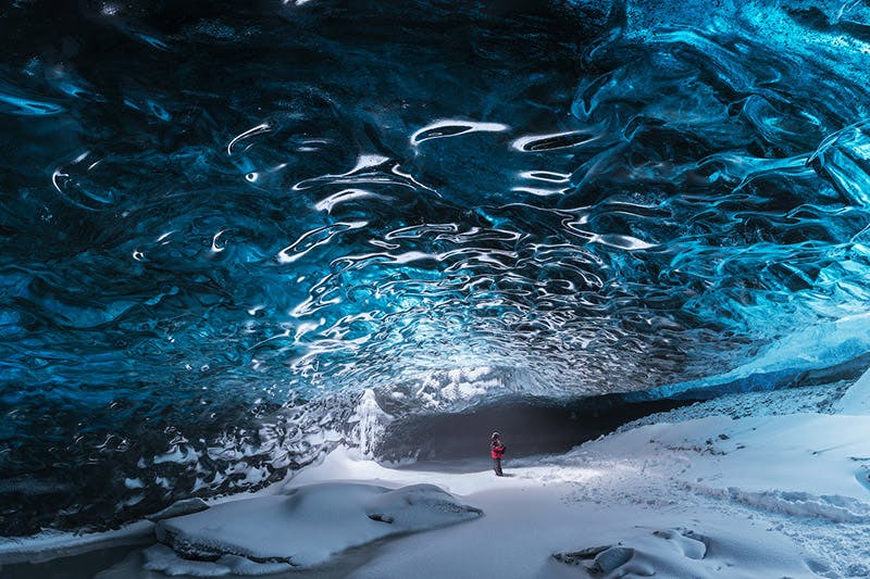 アイスランドの氷の洞窟の内部の様子