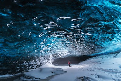 L'incredibile interno di una grotta di ghiaccio in Islanda.
