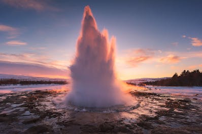 Lo Strokkur, il geyser più attivo d'Islanda, in eruzione.