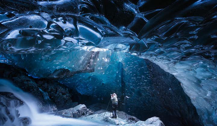 Gli azzurri delle grotte di ghiaccio dell'Islanda sud-orientale d'inverno sfidano l'immaginazione.