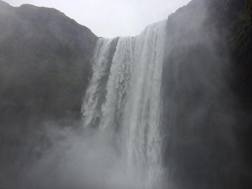 水飛沫をあげるスコゥガフォスの滝