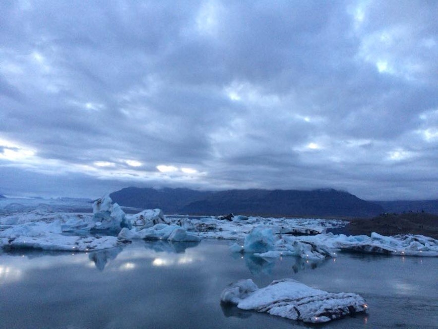 ヨークルスアゥルロン氷河湖周辺は冷気が漂ってきてとても寒い